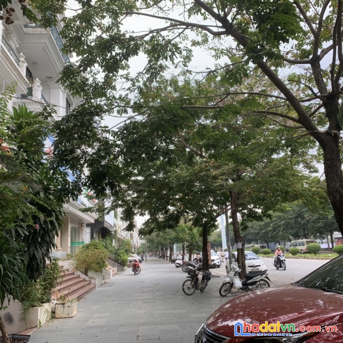 Cho thuê nhà làm văn phòng kdt thành phố giao lưu - đầy đủ đồ - thang máy - vỉa hè 5m - giá 15tr