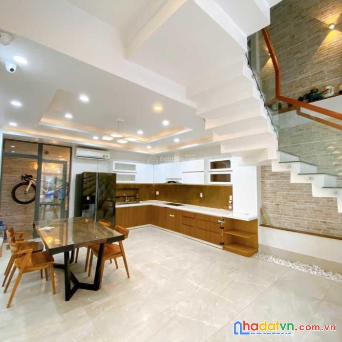Biệt thự góc 2mt đường cống lở, p15, tân bình, dt 5.5mx14m, dtsd 300m2, hướng đông nam, 10.5 tỷ, tl