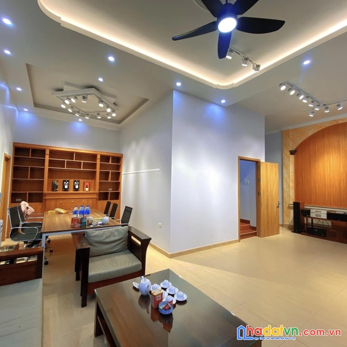 Bán biệt thự sân vườn, ngõ 55 hoàng hoa thám- quận ba đình- ô tô - gần phố - ở tuyệt vời.