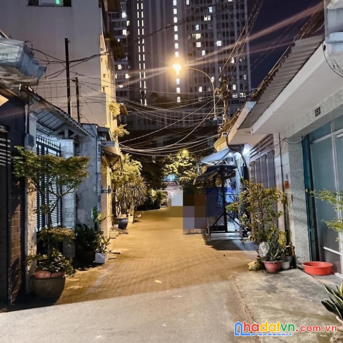 Bán nhà hẻm xe tải bến vân đồn, trục đương chính