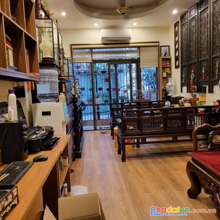 Nhà mặt kinh doanh ô tô chạy vòng quanh phố ngọc lâm