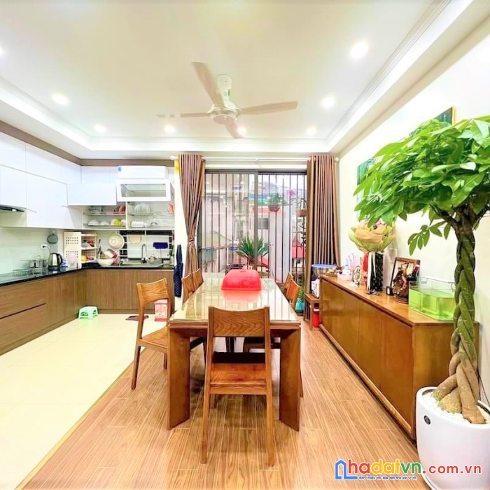 Nhà đẹp - kinh doanh - ôtô tránh - vỉa hè - lô góc hai mặt ngõ - thông tứ tung - hàng hiếm