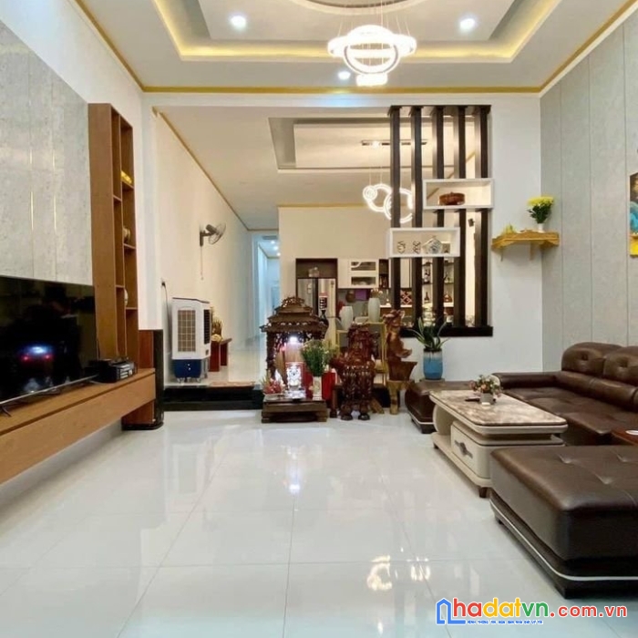 Bán nhà hoàng quốc việt-cầu giấy-50m2-hơn 5 tỷ-lô góc-ô tô cách vài bước chân-dân trí