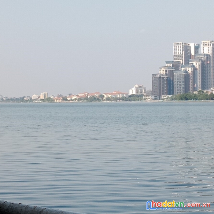 Bán nhà mặt hồ tây, mặt tiền kinh doanh, 1 bước view hồ. dt: 170m2, mt: 8m, giá: 118 tỷ