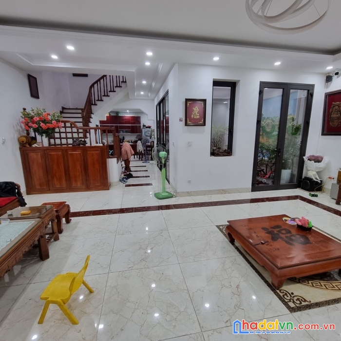 Bán nhà ngõ 5 hoàng quốc việt 130m2 4t 14 tỷ. mới, đẹp, ô tô 0912288365.