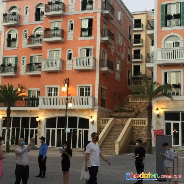 Cần cho thuê căn shophouse phú quốc, khu the center, căn góc a.136 2 mặt tiền đường trước  và sau.