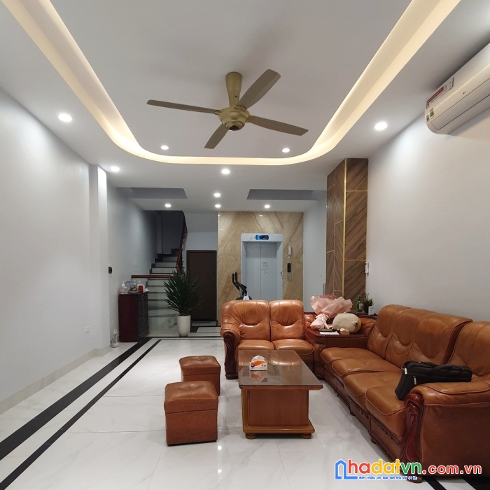 Nhà hoàng cầu 65m thiết kế hiện đại thang máy ô tô thông sàn kinh doanh