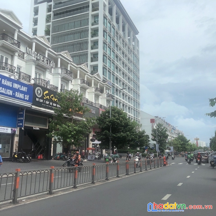 Hiếm, mặt tiền kd ngay emart phan văn trị 105m2(5x21) 3l siêu đỉnh 31 tỷ.