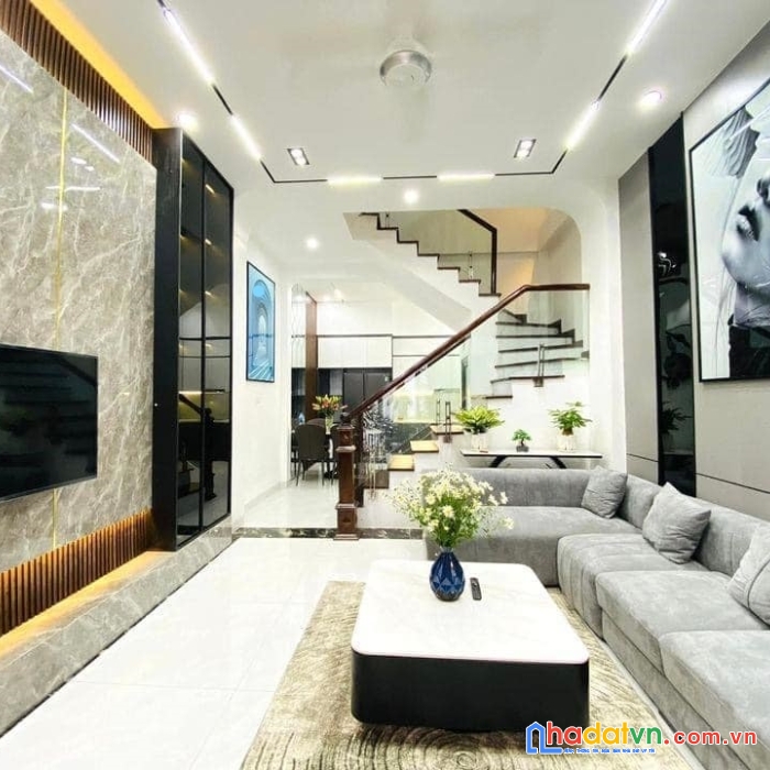 Bán nhà ngọc lâm, long biên 55m 5tầng 4 tỷ gần phố.