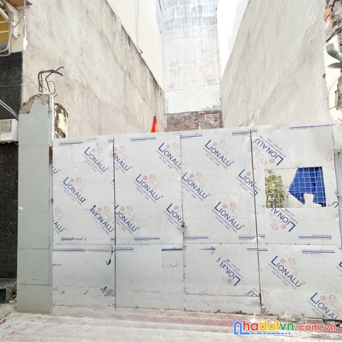 Nhà nát 4x12.3m vuông vức sát đường trần hưng đạo p1q5