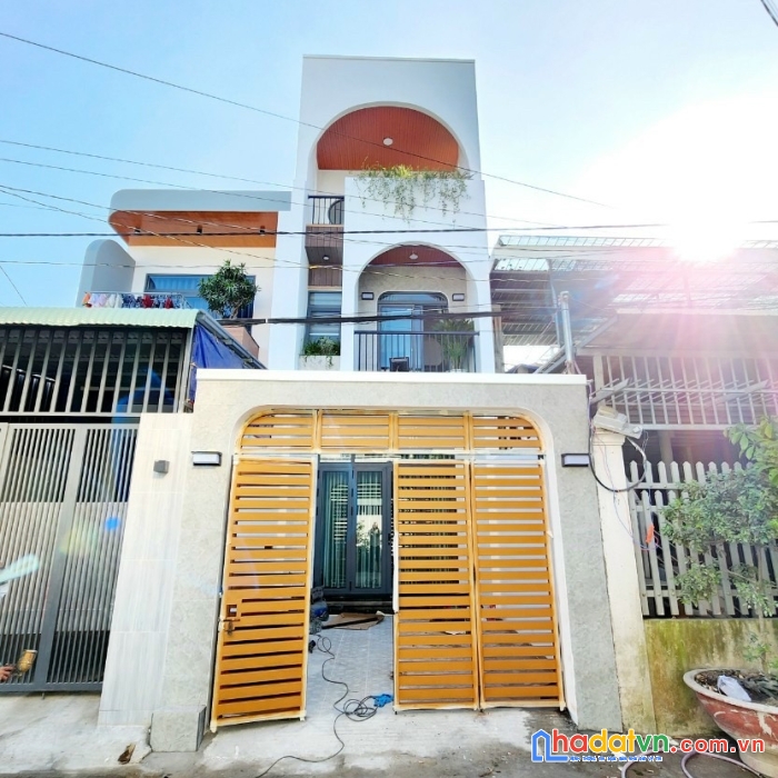 Nhà phố 2 lầu siêu đẹp, mặt tiền kinh doanh, cách đồng khởi 50m, giá chỉ 4ty690