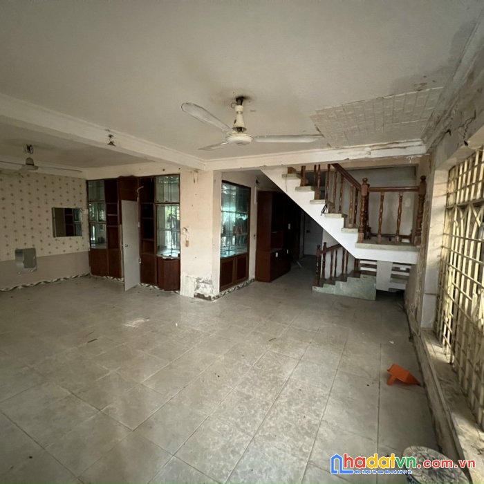 Nhà kẹt vốn bán nhà xe tải chạy kế landmart81