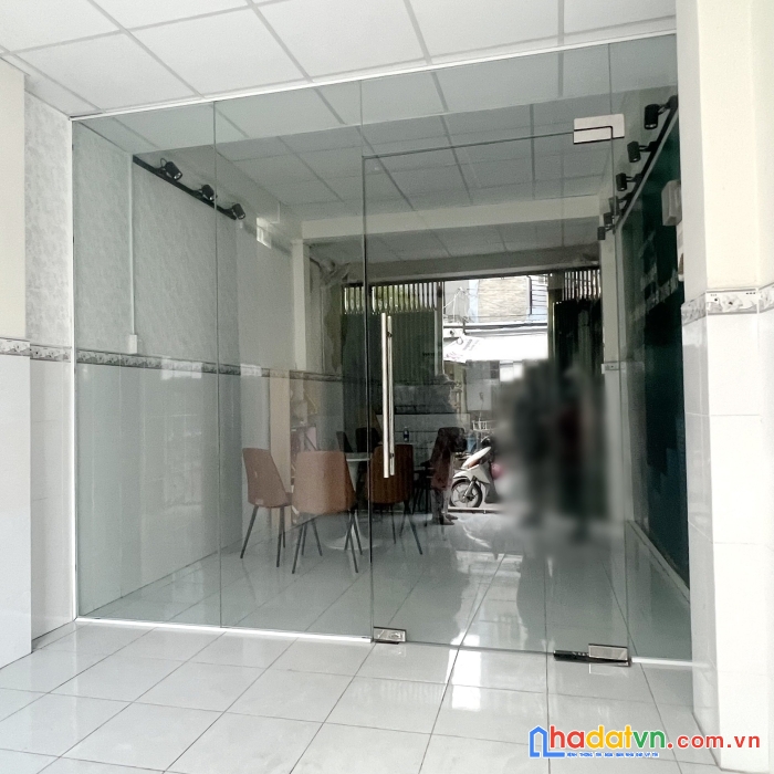 Cho thuê nguyên căn 3.8x18m mt đường lê quyên p4q8 giá 17tr