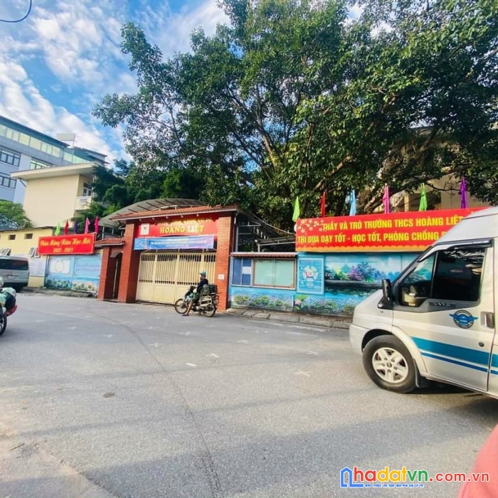 Phố hoàng liệt, trung tâm hồ linh đàm , hoàng mai , nhà 2.5 tầng đẹp mê , ô tô đỗ cửa
