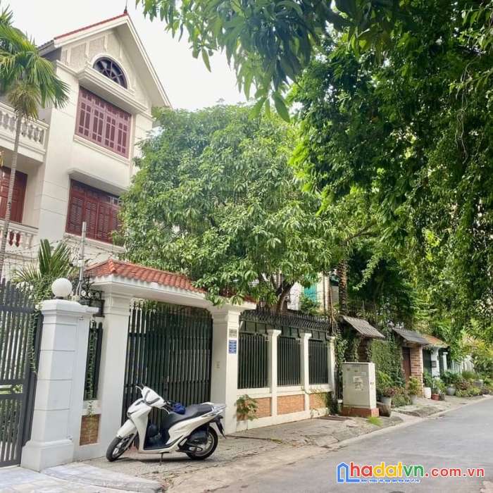 Bt sân vườn đẳng cấp thượng lưu  lạc long quân , mt 12m, gara 3 ô tô, 260m chỉ 25 tỷ