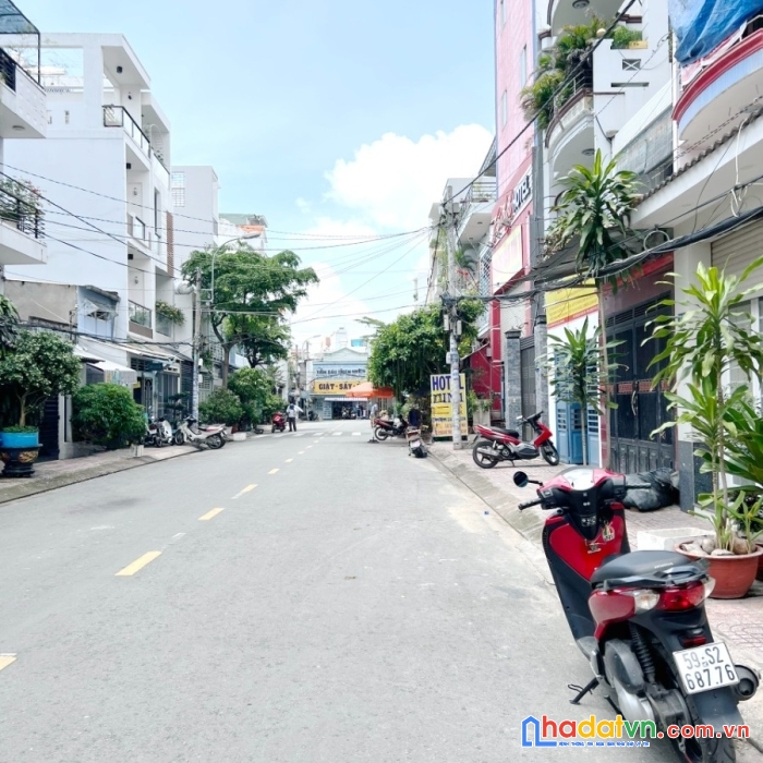 Nhà mới 4 tầng nở hậu mt đông hồ p4q8 giá : 9 tỷ