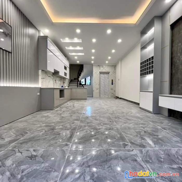 Bán nhà trần thái tông-cầu giấy-48m2-hơn 5 tỷ-ô tô đỗ cửa-thang máy-gần phố-lô góc