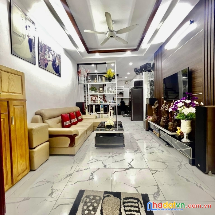 Bán nhà xuân thủy-cầu giấy 40m2-hơn 4 tỷ-ô tô đỗ cửa-gần phố-dân trí