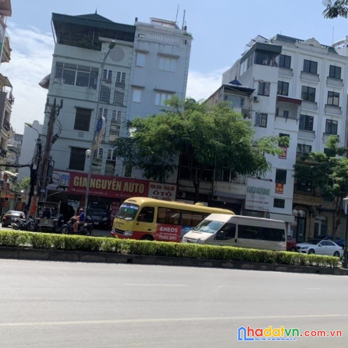Mặt phố - vỉa hè rộng - nhà mới tinh - nở hậu - kinh doanh - hiếm trong tầm giá.