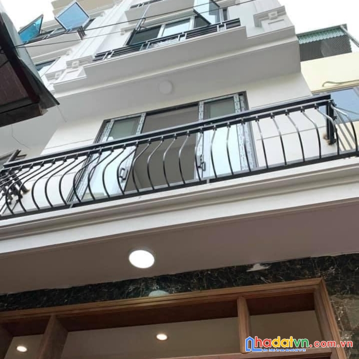 Siêu phẩm lê trọng tấn chỉ 4,1 tỷ nhà 5 tầng cách phố chỉ vài mét, ngõ rộng sạch.