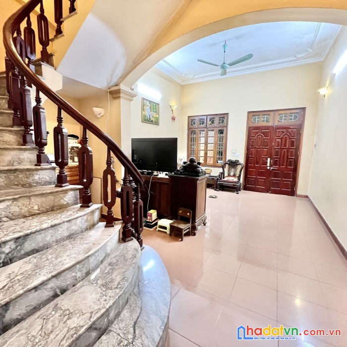 Bán tập thể quân đội an dương, 74m2, 5.1m tiền, ô tô , nhỉnh 11 tỷ. 2 thoáng.