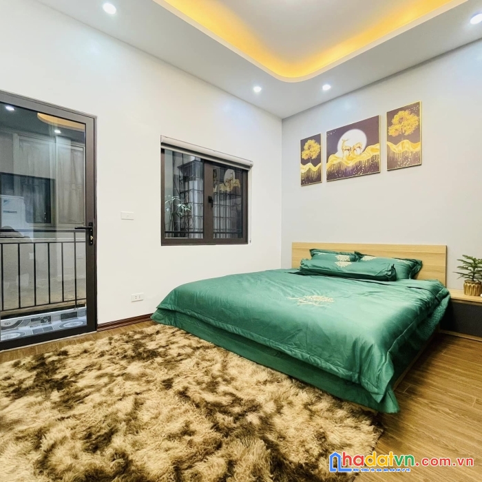 Bán nhà phố trạm long biên 42 m2 * 5 tầng * 3 tỷ 3 mới, đẹp, ô tô đỗ cổng