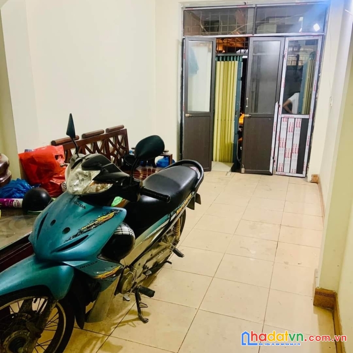 Bán nhà trần khát chân q hbt 32m2  xây 3 tâng btct, có 3 ngủ giá 2.65 tỷ, sd riêng biệt