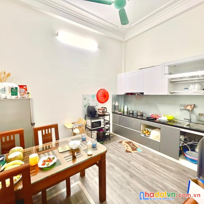 Nhà đẹp nguyễn đình hoàn cầu giấy. dt 43m2- tiện ích- sát phố- cực gần đường ô tô