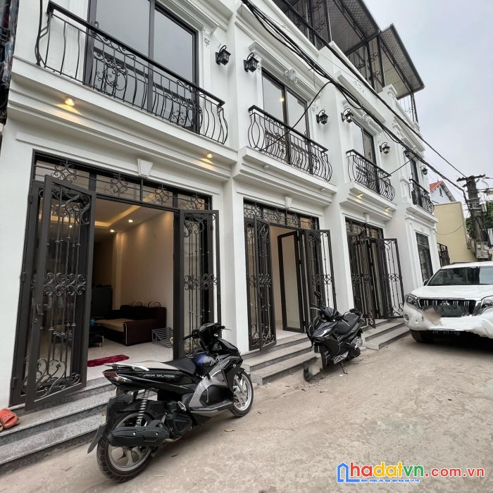 Bán nhà long biên. nhỉnh 1 tỷ có nhà gần 40m2 x 3 tầng 
- lô góc - đường ô tô tránh - có 102