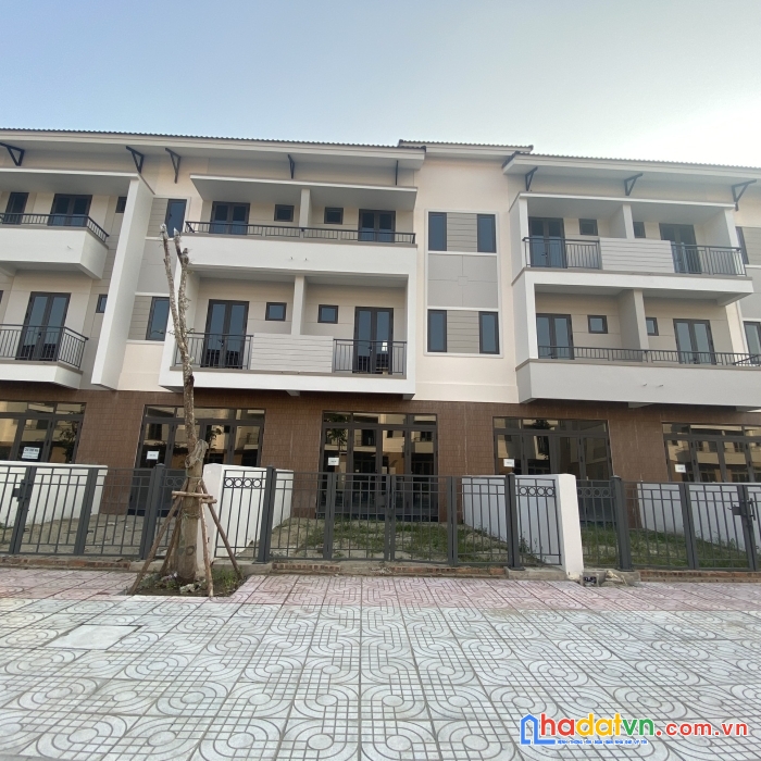 Bán nhà phố 100m2x3t đối diện khu cnc có thể hoàn thiện ở kinh doanh hoặc cho thuê ngay