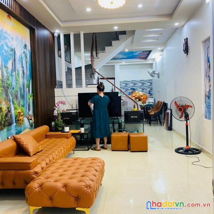 Bán nhà xuân thủy-cầu giấy 45m2-giá 3.x tỷ-lô góc-ngõ nông-nhà đẹp ở ngay-thoáng