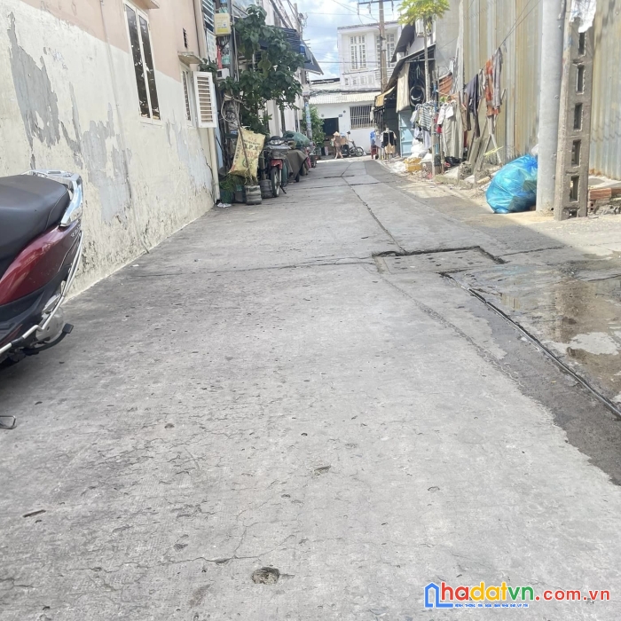 Ngã tư bốn xã - 60m2 - 3 tầng - sổ vuông - xe hơi ngủ trong nhà- 83tr/m2