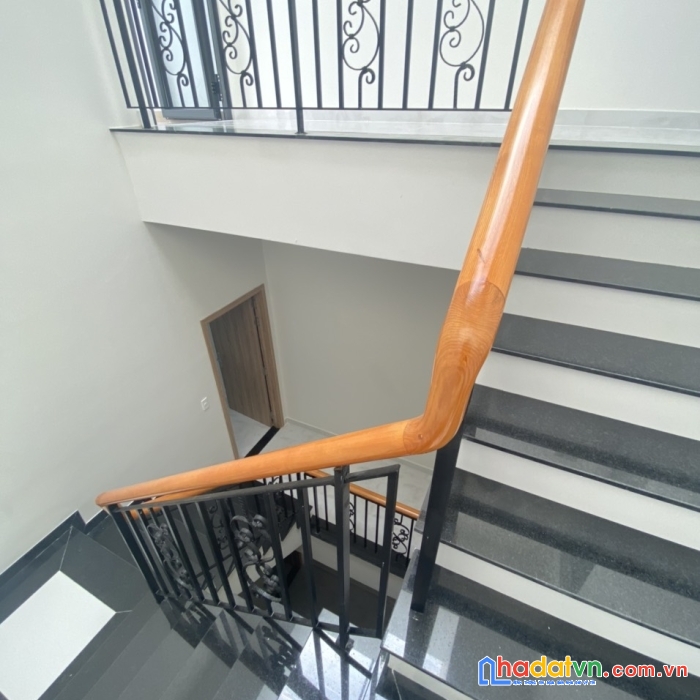 Mặt tiền vip k300 nổi tiếng cộng hoà - chính chủ lâu đời - xung quanh toàn biệt thự - khu vực của