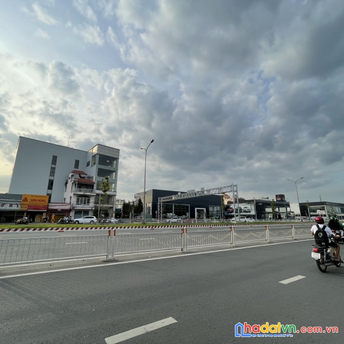 Bán nhà cấp 4 tiện xây mới mt nguyễn văn linh  ngay khu showroom ô tô , quận 7