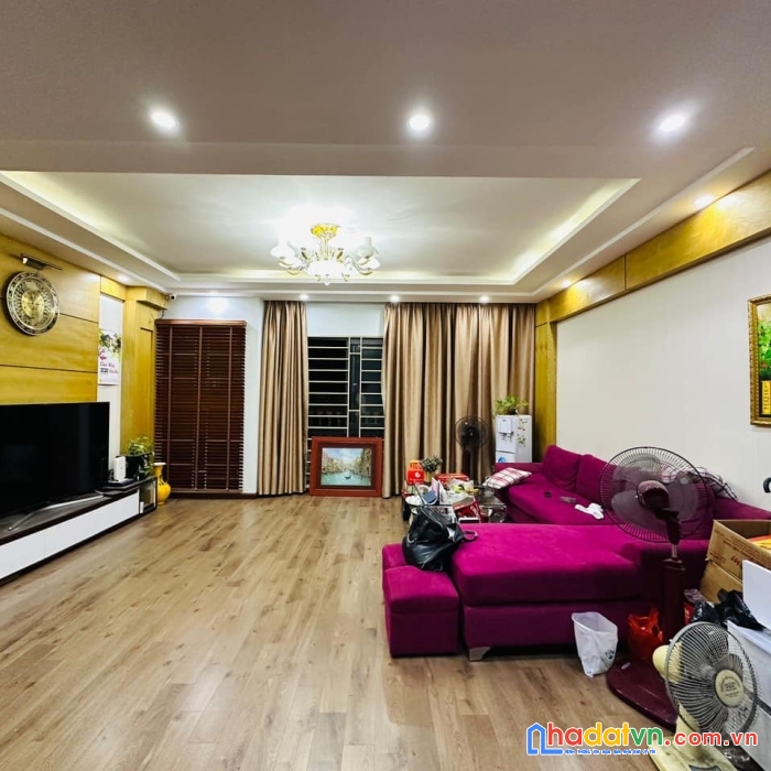 Bán nhà võ chí công cầu giấy 42m2- ngõ thông- lô góc- gần phố