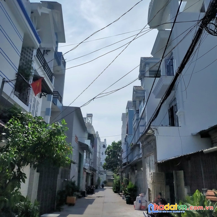 Hẻm rộng 8m .  giáp tân phú. ngang hiếm 8m . dòng tiền hàng tháng 15 triệu. 4 tầng .nhỉnh 7 tỷ