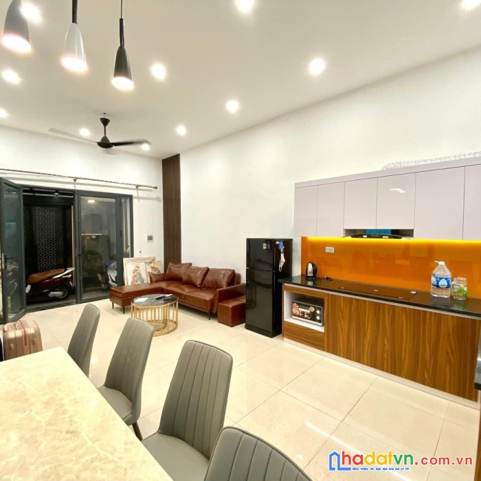 Bán nhà bồ đề long biên- 40mx 5tầng- giá 4.5tỷ- oto đỗ cổng- full nội thất hiện đại