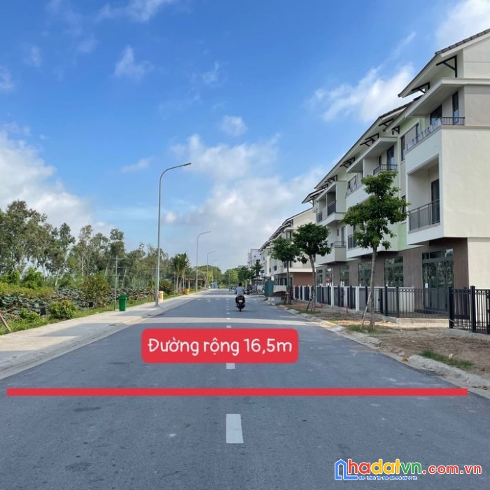 Hàng view sông cực đẹp, sẵn nhà 3 tầng có thể về kinh doanh ngay