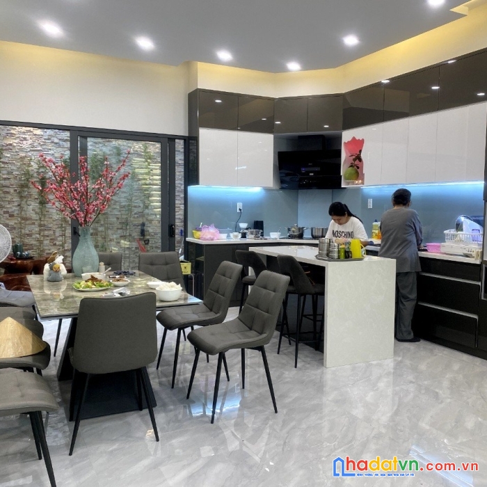 Bán gấp nhà mặt tiền đường phạm hùng, dien tich 5x22, 4  lầu, giá 19.5 tỷ, lh: 0902277579