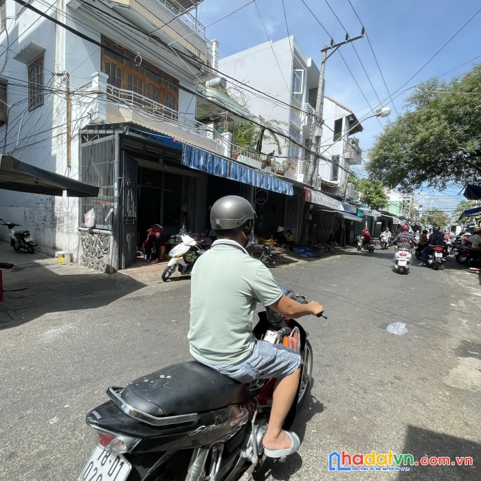 Bán nhà 3 tầng mặt tiền đường đồng nai gần chợ có 70m2 nhà yến 12 năm đang khai thác.