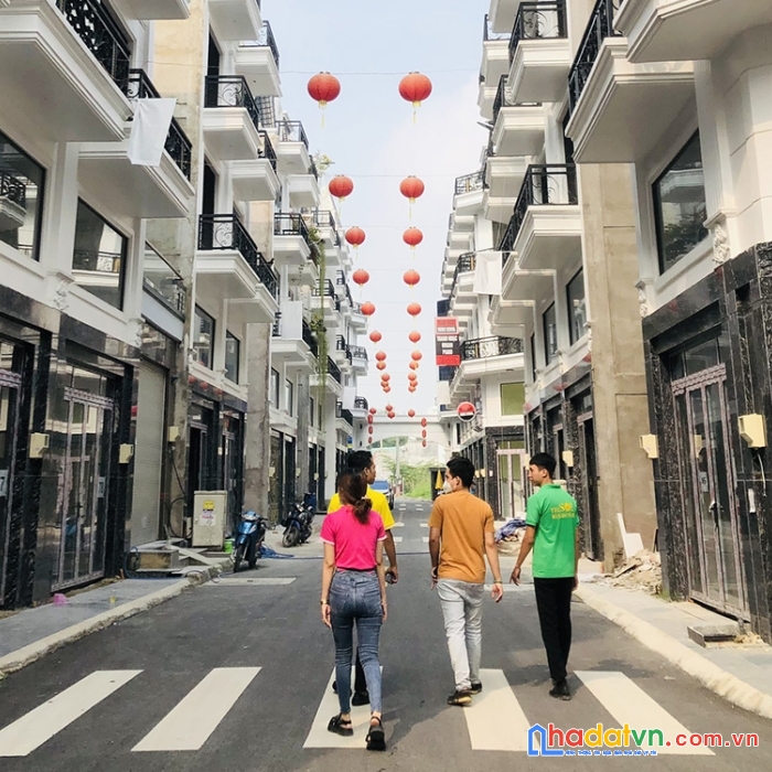 Khu nhà vip, 1 trệt 4 lầu có thang máy, đường ô tô 12m, sổ hồng riêng