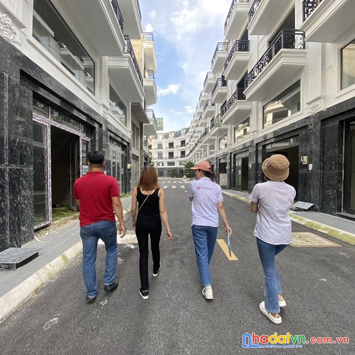 Nhà 2 mặt tiền đường, khu compound ven sông, nhà đã hoàn thiện, nhận nhà trả góp