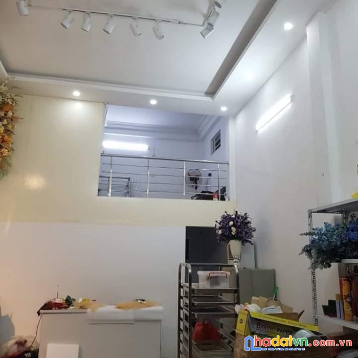 Bán nhà gấp phố thịnh quang gần ô tô  dt 60m2 x 4 tầng mt 4,3m  giá chỉ 4,35 tỷ