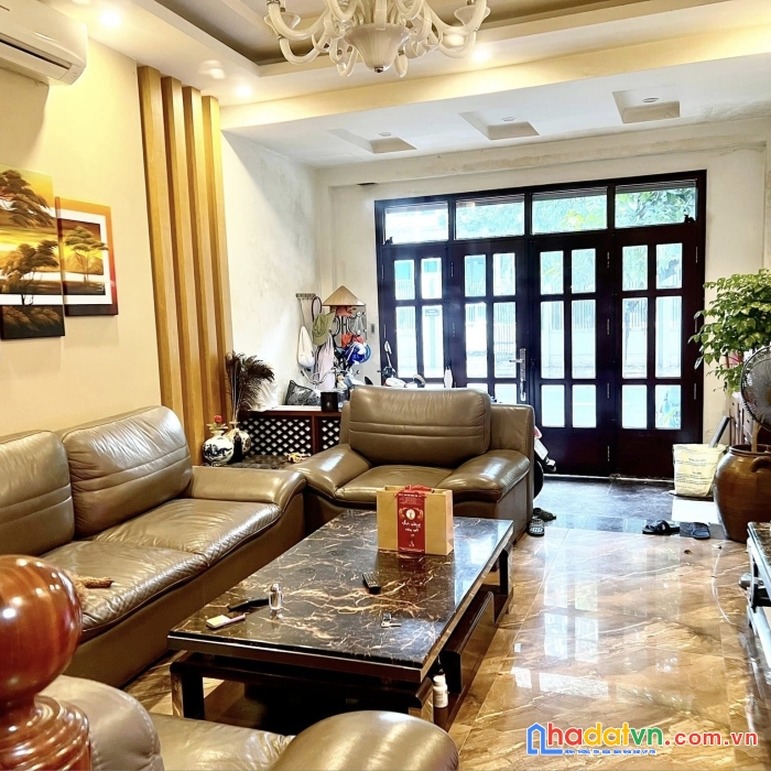 Nhà đẹp hoàng cầu 73m2 - thang máy hiện đại - gara - 3 ô tô tránh - vỉa hè 2 bên rộng - kinh doanh