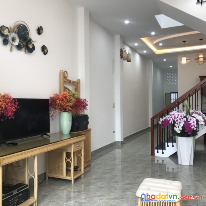 Nhà 2 tầng xuân thiều 7, sát biển nguyễn tất thành, nhà đẹp,để lại nội thất.
