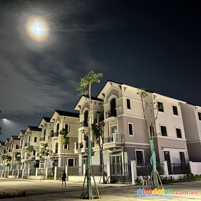 Ở biệt thự có sướng không anh? gia đình quây quần trong ngôi nhà hạnh phúc như thế nào chị?