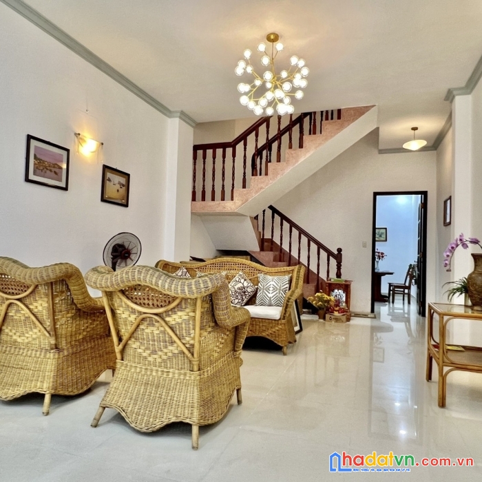 8 tỷ - mặt tiền p.hiệp phú q9. 124m2, nhà 3 tầng, sân xe hơi, chủ bán gấp.
