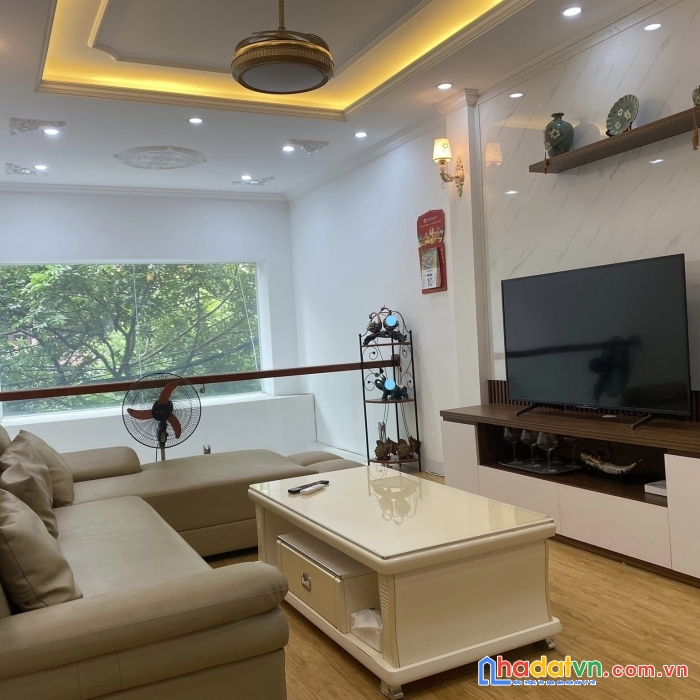 Bán nhà bồ đề long biên 38 m mặt tiền 4m 3 tỷ5 full nội thất