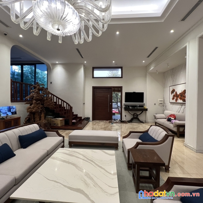 Bán biệt thự sân vườn tư đình long biên hà nội dt 350 m2 * 3 tầng * giá 27 tỷ 500 triệu