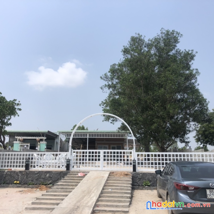 Cần bán căn nhà mới mặt tiền nở hậu cách sân bay phan thiết 5km ( thung lũng sân bay )